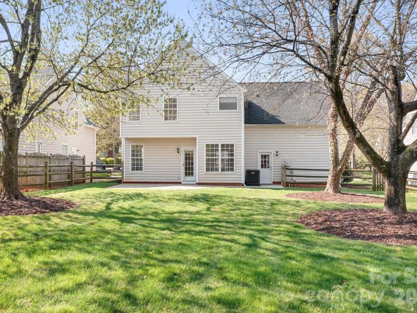 10115 Glencrest Drive, Huntersville, NC 28078.  MLS# CAR4359317, YatesRealty ID 6269. 