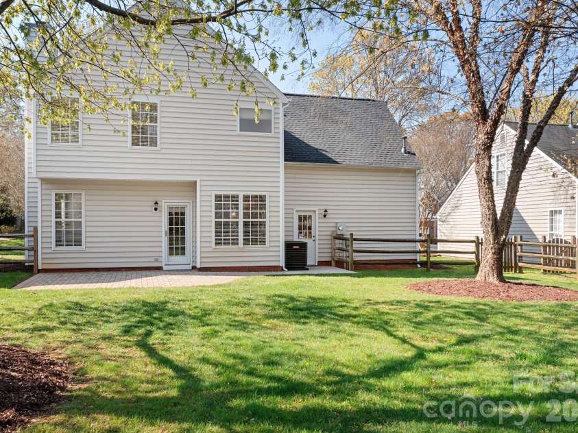 10115 Glencrest Drive, Huntersville, NC 28078.  MLS# CAR4359317, YatesRealty ID 6269. 