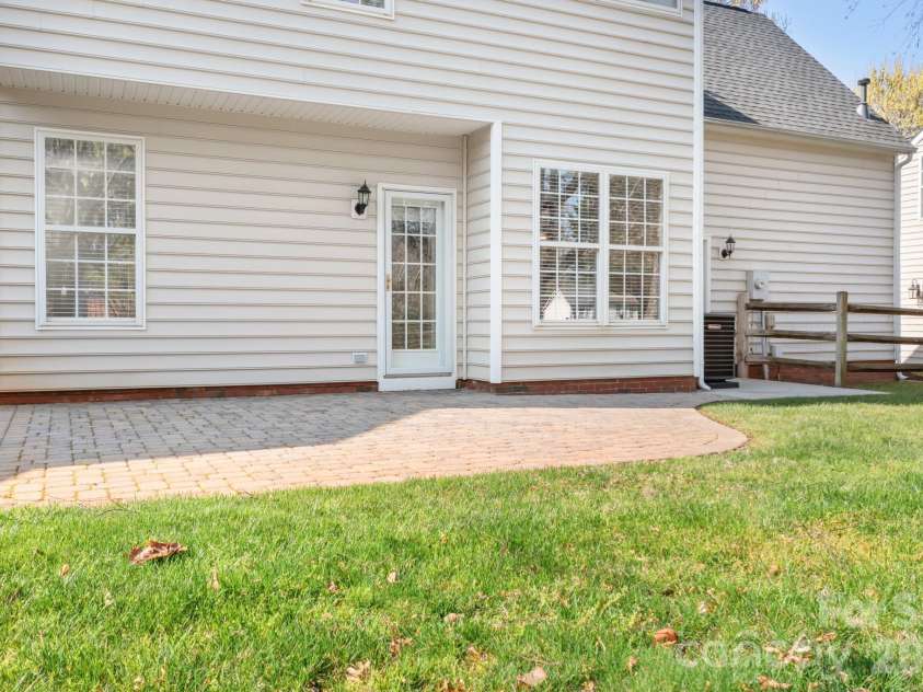 10115 Glencrest Drive, Huntersville, NC 28078.  MLS# CAR4359317, YatesRealty ID 6269. 