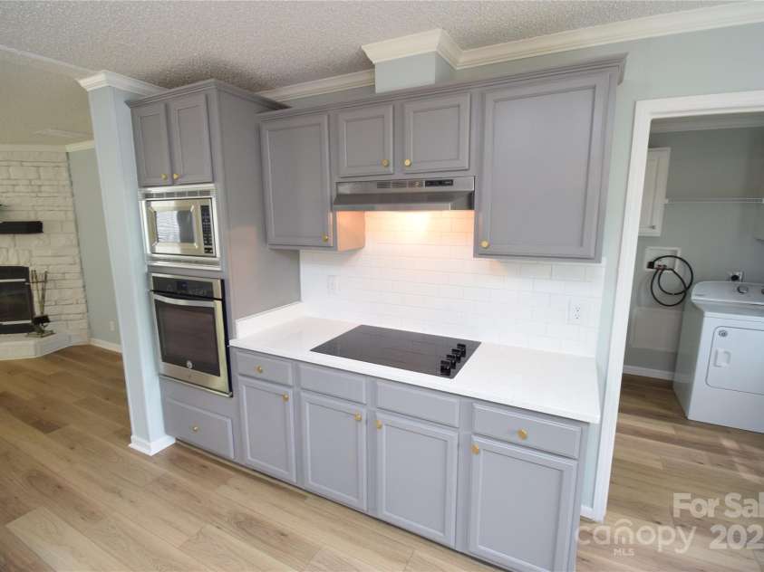 121 Silver Fox Court, Mount Holly, NC 28120.  MLS# CAR4241766, YatesRealty ID 6269. Built In Appliances