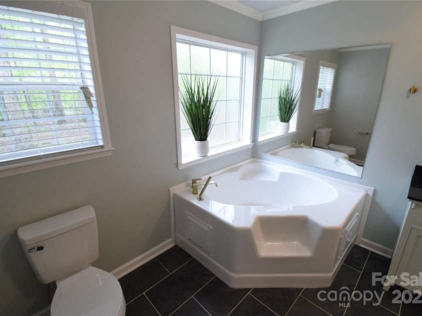 121 Silver Fox Court, Mount Holly, NC 28120.  MLS# CAR4241766, YatesRealty ID 6269. Garden Tub