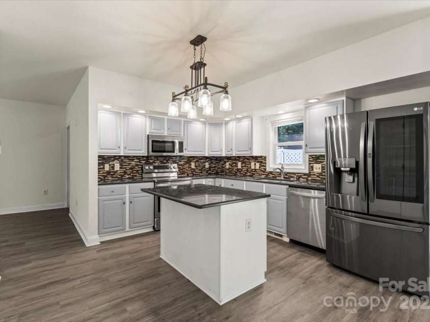 946 Laurelwood Drive, Clover, SC 29710.  MLS# CAR4280736, YatesRealty ID 6270. Brand new appliances