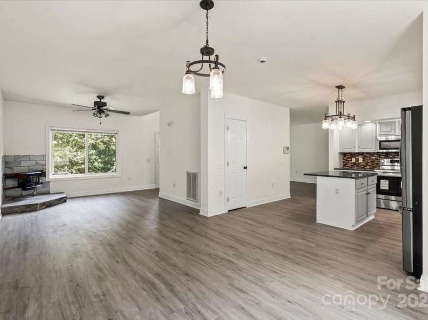 946 Laurelwood Drive, Clover, SC 29710.  MLS# CAR4280736, YatesRealty ID 6270. Dining area