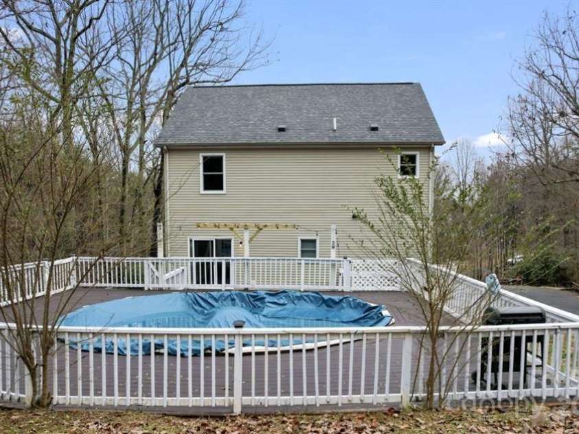 946 Laurelwood Drive, Clover, SC 29710.  MLS# CAR4280736, YatesRealty ID 6270. Perfect area for entertaining!