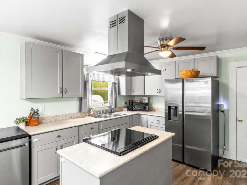 1301 Jackson Street, Kannapolis, NC 28083.  MLS# CAR4239935, YatesRealty ID 6273. Granit counter tops