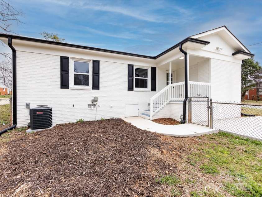 2286 Kilborne Drive, Charlotte, NC 28205.  MLS# CAR4224479, YatesRealty ID 6274. 