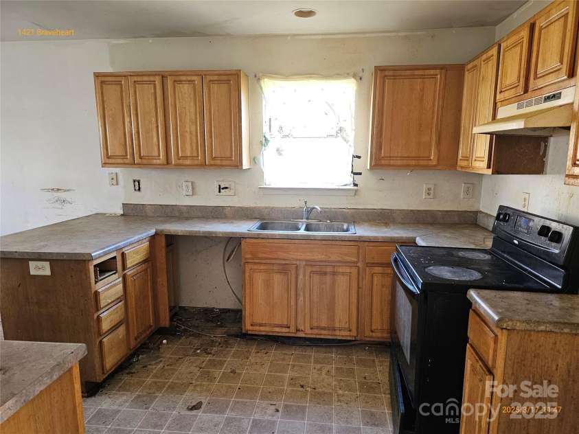 1421 Braveheart Lane, Charlotte, NC 28216.  MLS# CAR4234484, YatesRealty ID 6283. 