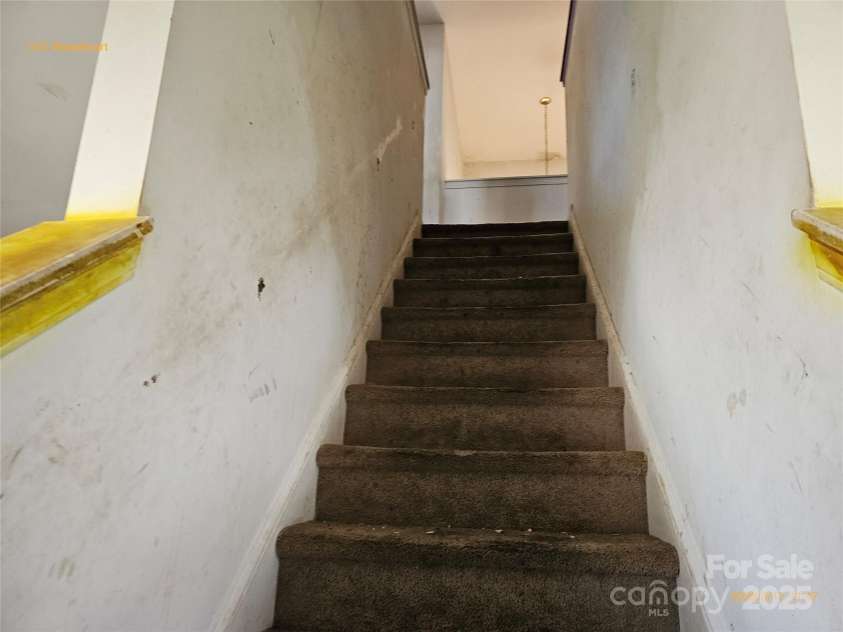 1421 Braveheart Lane, Charlotte, NC 28216.  MLS# CAR4234484, YatesRealty ID 6283. 
