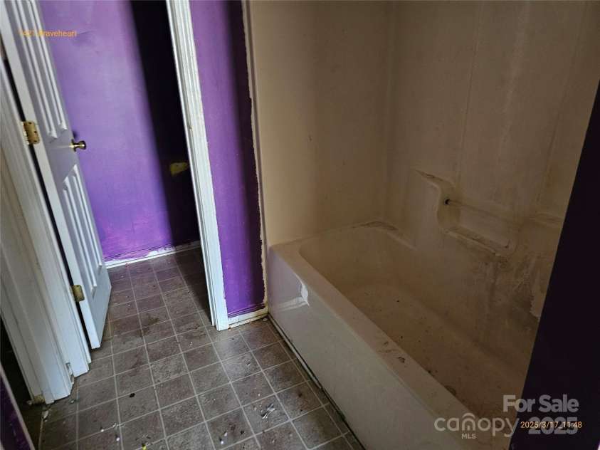 1421 Braveheart Lane, Charlotte, NC 28216.  MLS# CAR4234484, YatesRealty ID 6283. 