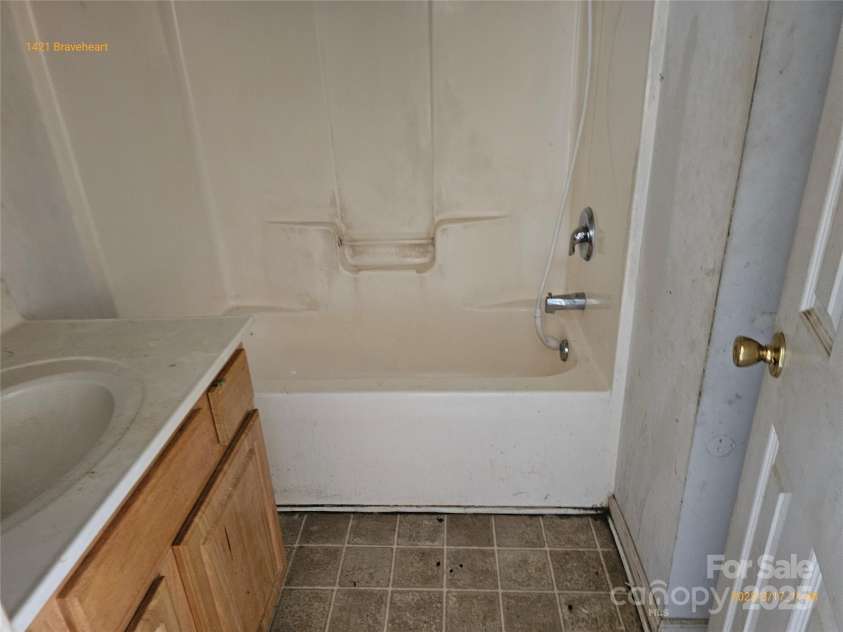 1421 Braveheart Lane, Charlotte, NC 28216.  MLS# CAR4234484, YatesRealty ID 6283. 