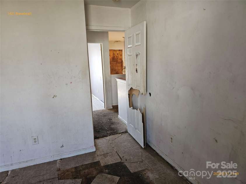 1421 Braveheart Lane, Charlotte, NC 28216.  MLS# CAR4234484, YatesRealty ID 6283. 