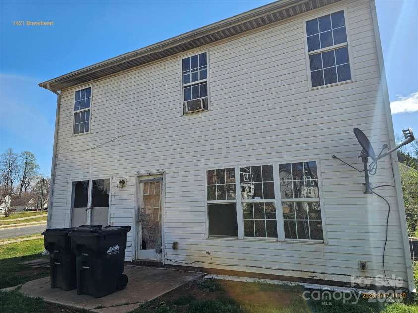 1421 Braveheart Lane, Charlotte, NC 28216.  MLS# CAR4234484, YatesRealty ID 6283. 