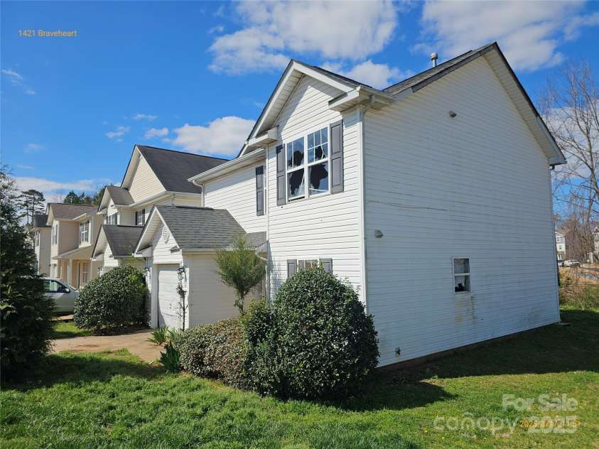 1421 Braveheart Lane, Charlotte, NC 28216.  MLS# CAR4234484, YatesRealty ID 6283. 
