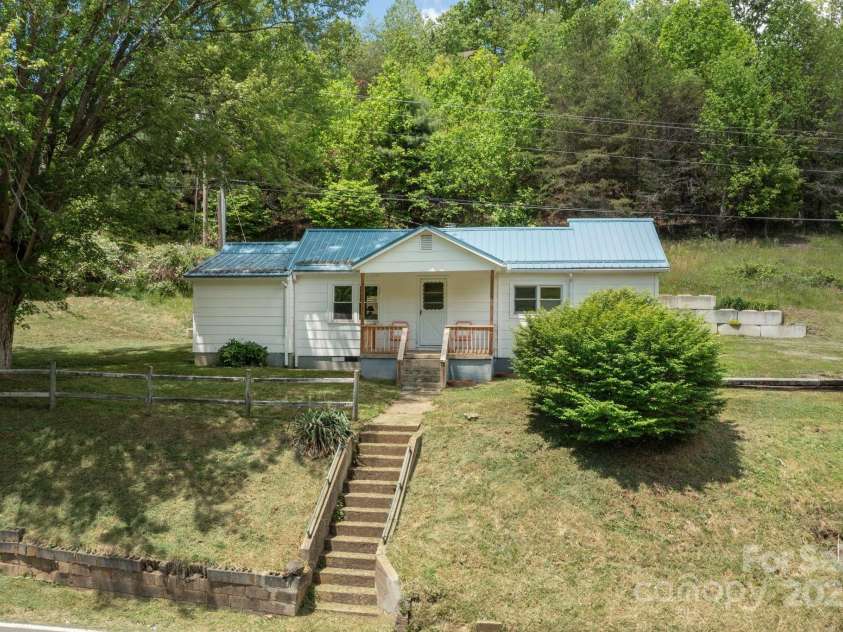 1022 Phipps Creek Road, Burnsville, NC 28714.  MLS# CAR4235645, YatesRealty ID 6287. 1022 Phipps Creek