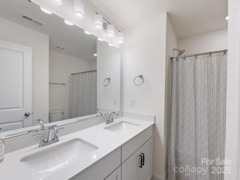 1542 Cedar Tree Drive, Belmont, NC 28012.  MLS# CAR4238594, YatesRealty ID 6288. Second floor hall bath