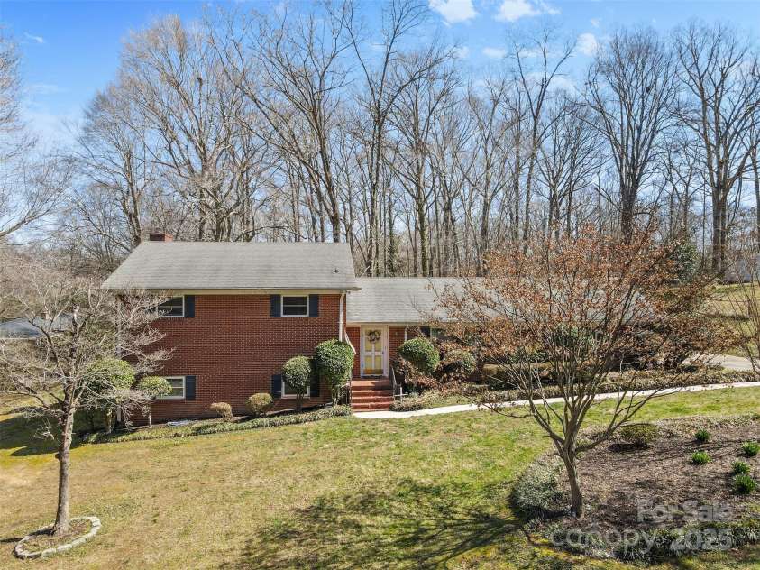 211 Kingsway Circle, Charlotte, NC 28214.  MLS# CAR4225405, YatesRealty ID 6290. 