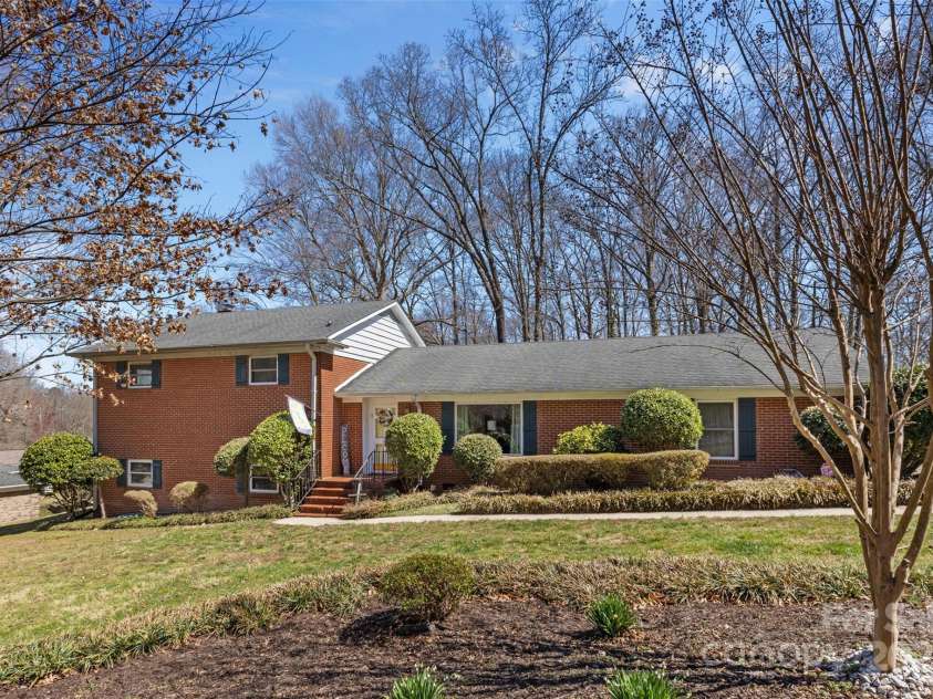 211 Kingsway Circle, Charlotte, NC 28214.  MLS# CAR4225405, YatesRealty ID 6290. 