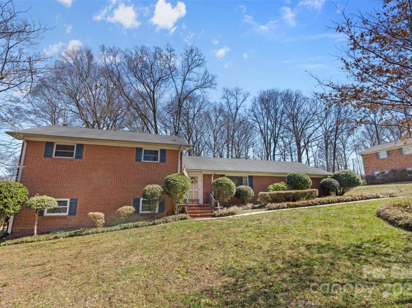 211 Kingsway Circle, Charlotte, NC 28214.  MLS# CAR4225405, YatesRealty ID 6290. 