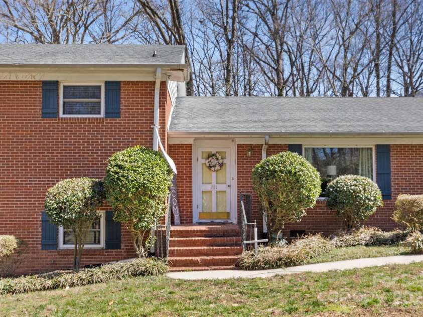 211 Kingsway Circle, Charlotte, NC 28214.  MLS# CAR4225405, YatesRealty ID 6290. 
