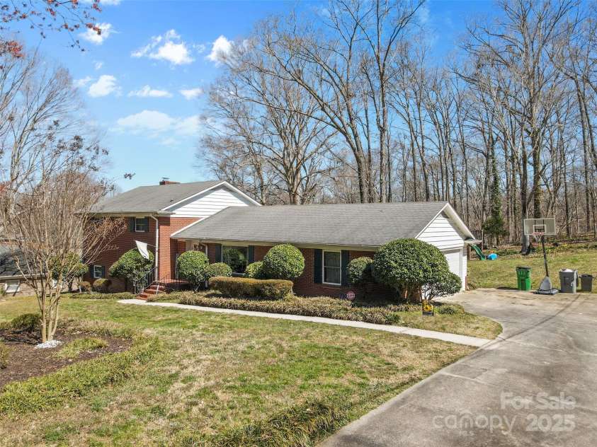 211 Kingsway Circle, Charlotte, NC 28214.  MLS# CAR4225405, YatesRealty ID 6290. 