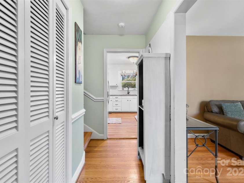 211 Kingsway Circle, Charlotte, NC 28214.  MLS# CAR4225405, YatesRealty ID 6290. 