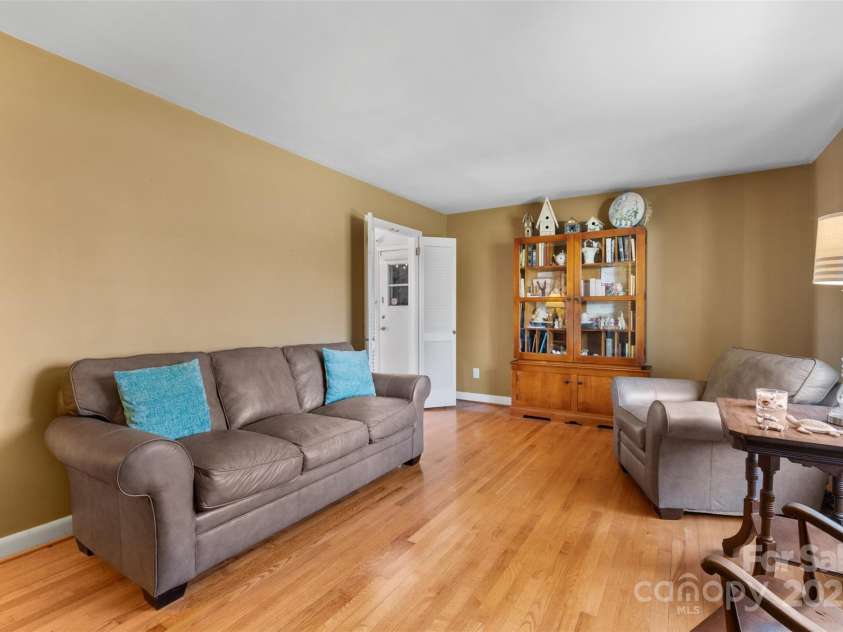 211 Kingsway Circle, Charlotte, NC 28214.  MLS# CAR4225405, YatesRealty ID 6290. 
