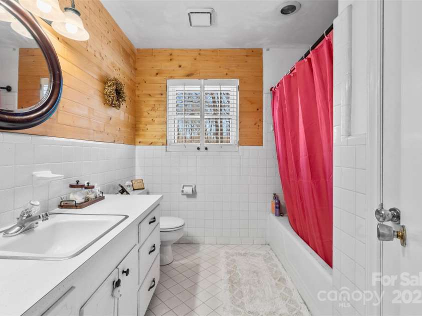 211 Kingsway Circle, Charlotte, NC 28214.  MLS# CAR4225405, YatesRealty ID 6290. 