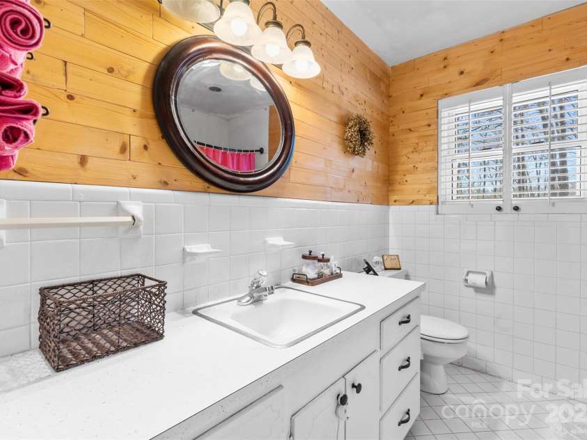211 Kingsway Circle, Charlotte, NC 28214.  MLS# CAR4225405, YatesRealty ID 6290. 
