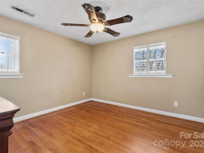 211 Kingsway Circle, Charlotte, NC 28214.  MLS# CAR4225405, YatesRealty ID 6290. 