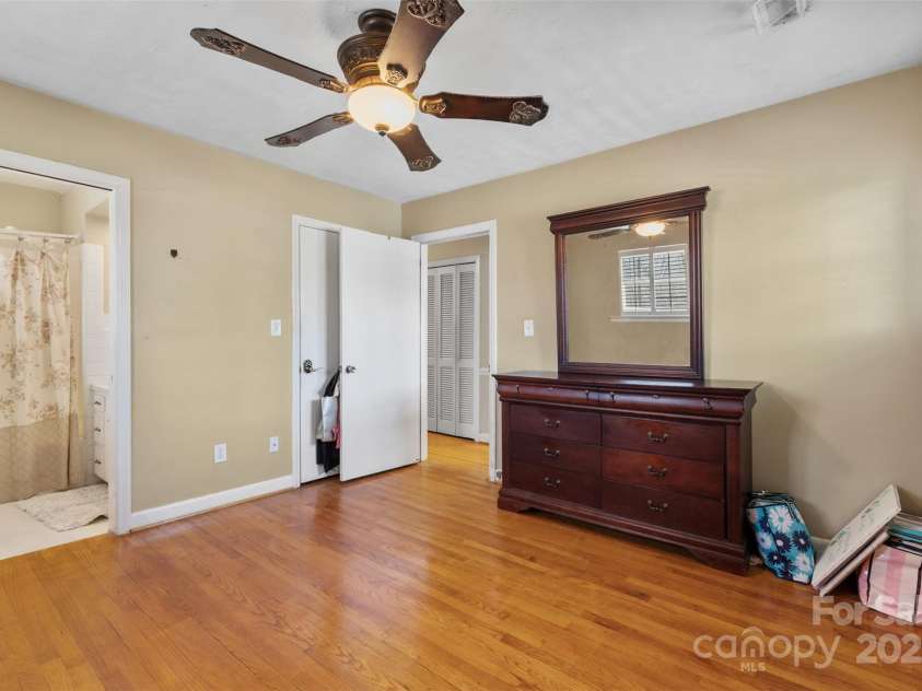 211 Kingsway Circle, Charlotte, NC 28214.  MLS# CAR4225405, YatesRealty ID 6290. 