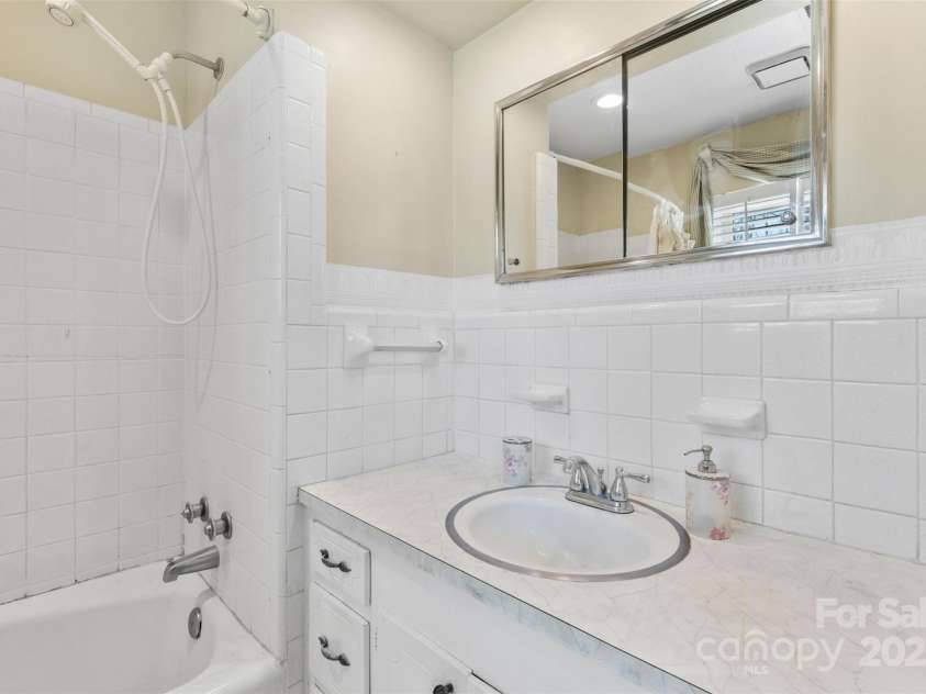 211 Kingsway Circle, Charlotte, NC 28214.  MLS# CAR4225405, YatesRealty ID 6290. 