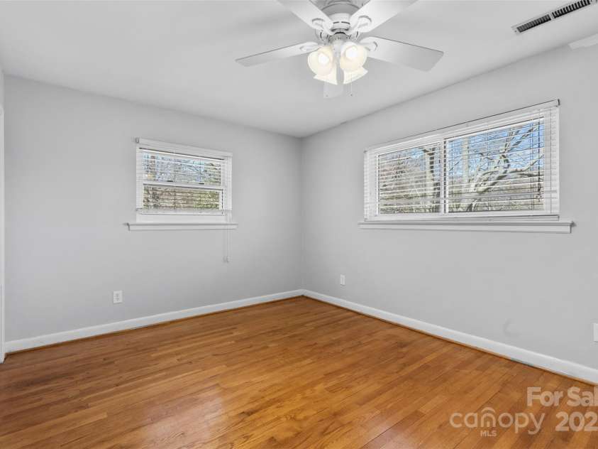 211 Kingsway Circle, Charlotte, NC 28214.  MLS# CAR4225405, YatesRealty ID 6290. 