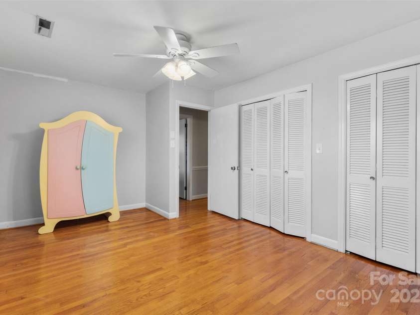 211 Kingsway Circle, Charlotte, NC 28214.  MLS# CAR4225405, YatesRealty ID 6290. 