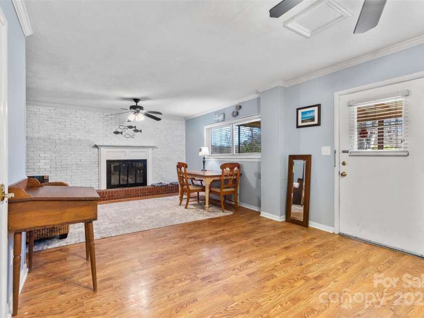 211 Kingsway Circle, Charlotte, NC 28214.  MLS# CAR4225405, YatesRealty ID 6290. 