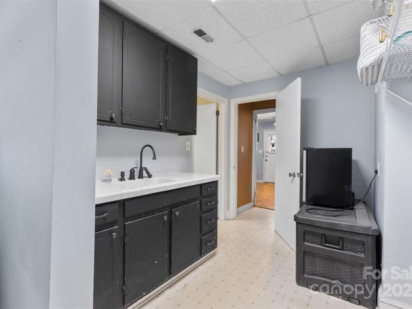211 Kingsway Circle, Charlotte, NC 28214.  MLS# CAR4225405, YatesRealty ID 6290. 