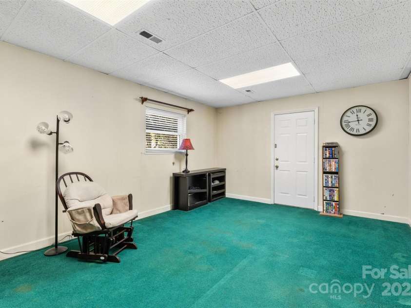 211 Kingsway Circle, Charlotte, NC 28214.  MLS# CAR4225405, YatesRealty ID 6290. 