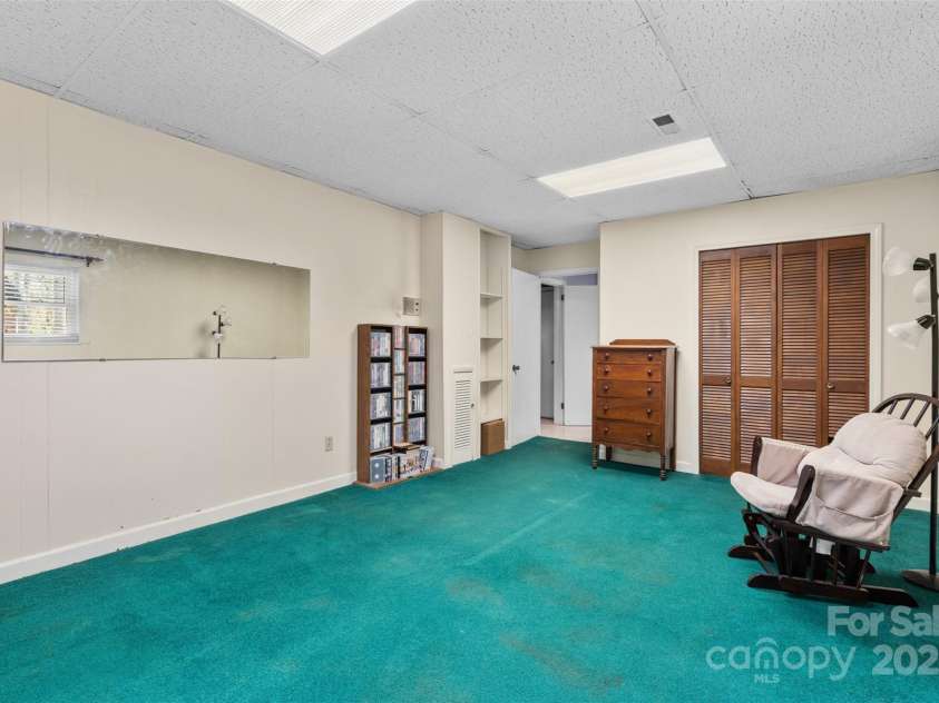 211 Kingsway Circle, Charlotte, NC 28214.  MLS# CAR4225405, YatesRealty ID 6290. 