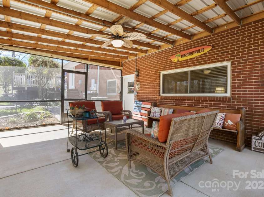 211 Kingsway Circle, Charlotte, NC 28214.  MLS# CAR4225405, YatesRealty ID 6290. 