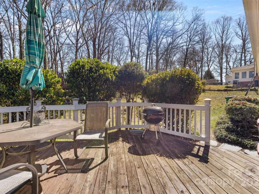 211 Kingsway Circle, Charlotte, NC 28214.  MLS# CAR4225405, YatesRealty ID 6290. 