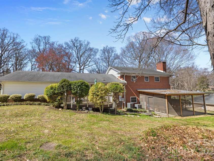 211 Kingsway Circle, Charlotte, NC 28214.  MLS# CAR4225405, YatesRealty ID 6290. 