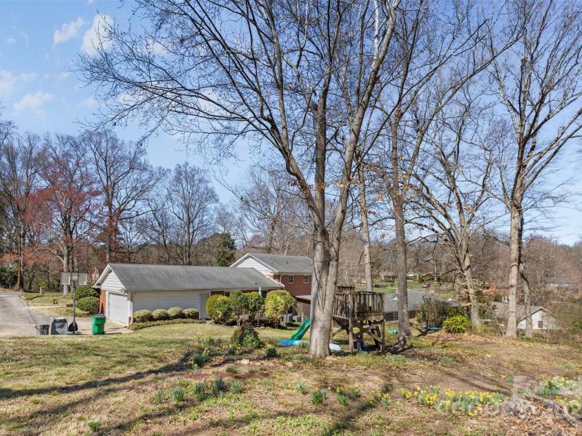 211 Kingsway Circle, Charlotte, NC 28214.  MLS# CAR4225405, YatesRealty ID 6290. 
