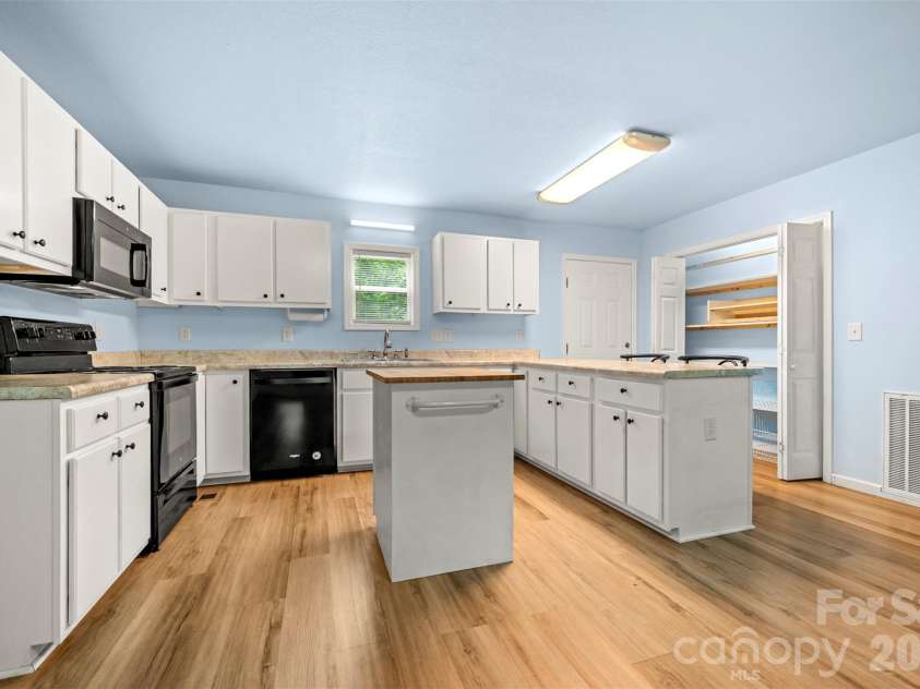 162 Sandstone Drive, Union Mills, NC 28167.  MLS# CAR4400910, YatesRealty ID 6295. Bar for Cooking