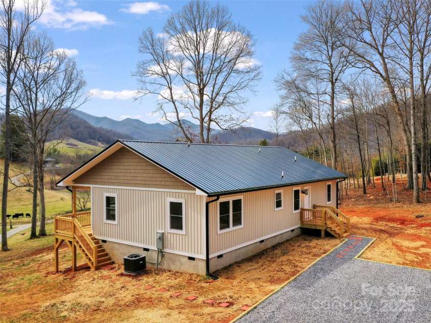 471 Compromise Drive, Waynesville, NC 28785.  MLS# CAR4226542, YatesRealty ID 6295. 