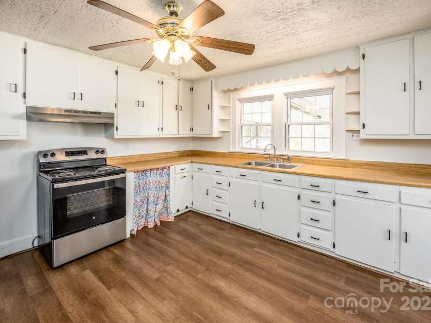 260 Penninger Drive, Woodleaf, NC 27054.  MLS# CAR4266246, YatesRealty ID 6296. Kicthen