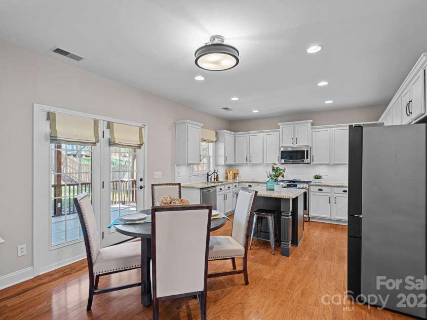 114 Runningdeer Drive, Mooresville, NC 28117.  MLS# CAR4231864, YatesRealty ID 6297. Kitchen and dining area