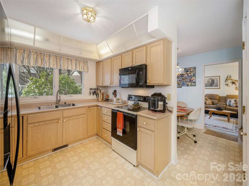 206 Black Oak Lane, Hendersonville, NC 28791.  MLS# CAR4362084, YatesRealty ID 6298. 