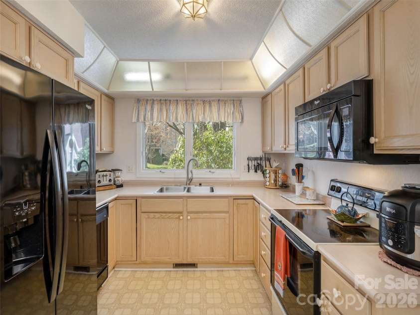 206 Black Oak Lane, Hendersonville, NC 28791.  MLS# CAR4362084, YatesRealty ID 6298. 