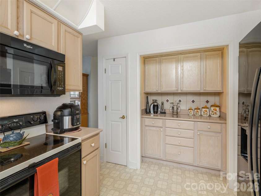 206 Black Oak Lane, Hendersonville, NC 28791.  MLS# CAR4362084, YatesRealty ID 6298. 
