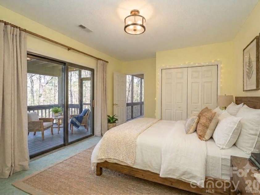 206 Black Oak Lane, Hendersonville, NC 28791.  MLS# CAR4362084, YatesRealty ID 6298. 
