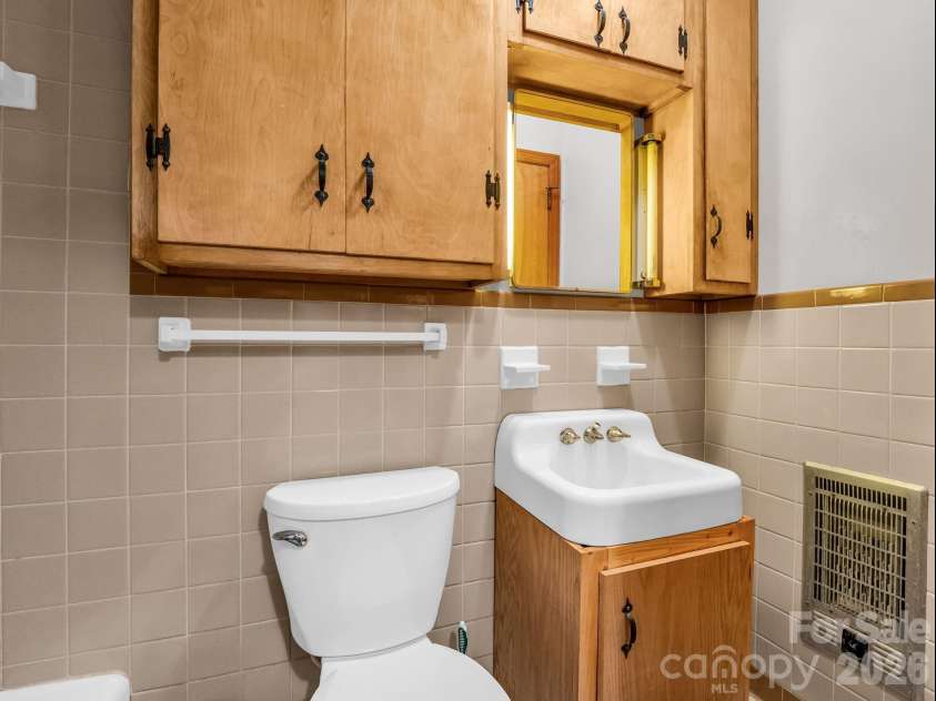 160 Puzzle Creek Road, Bostic, NC 28018.  MLS# CAR4337167, YatesRealty ID 6301. Half Bath in Hall